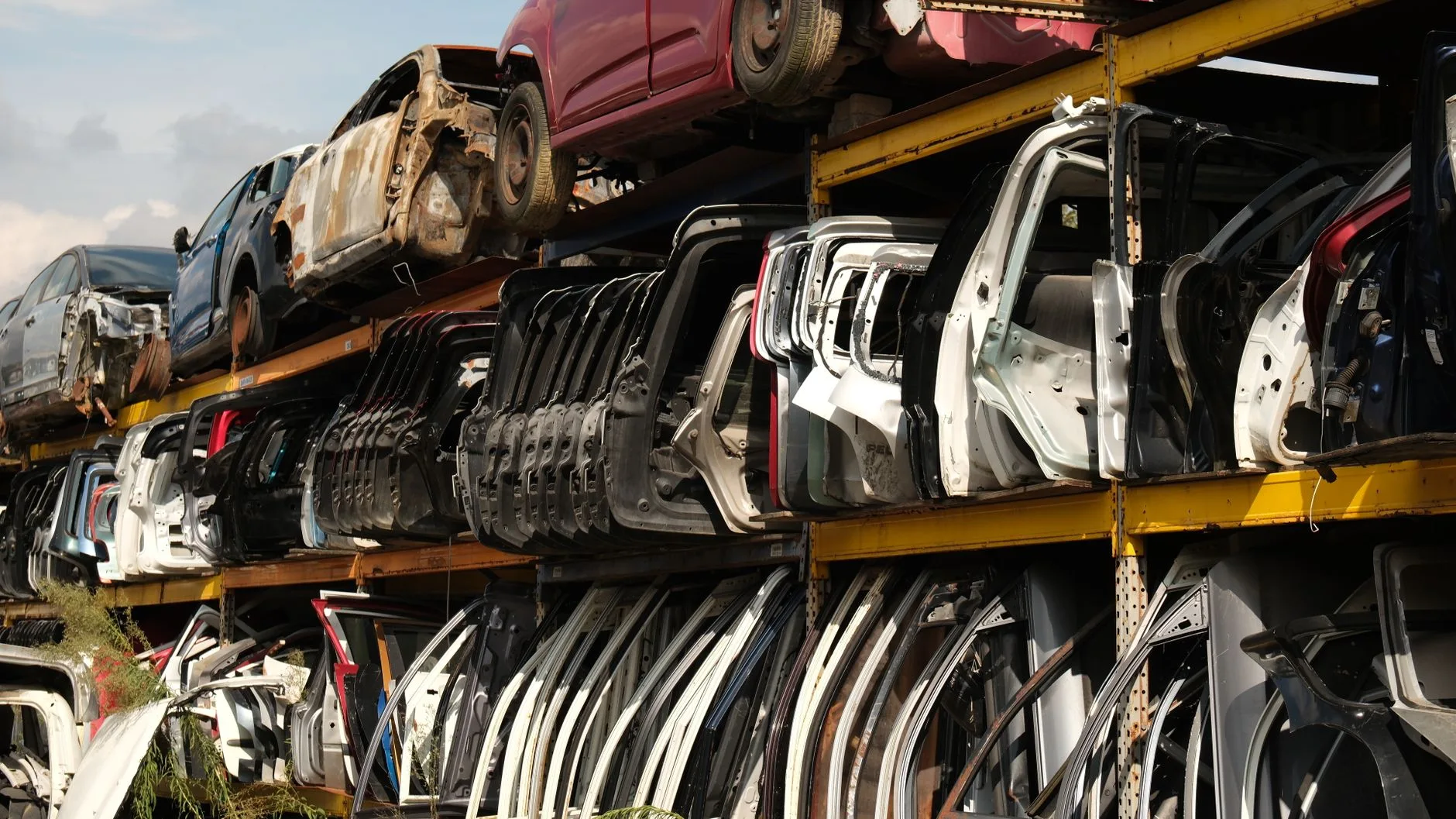 Cómo se recicla un coche: del CAT a la pieza de recambio