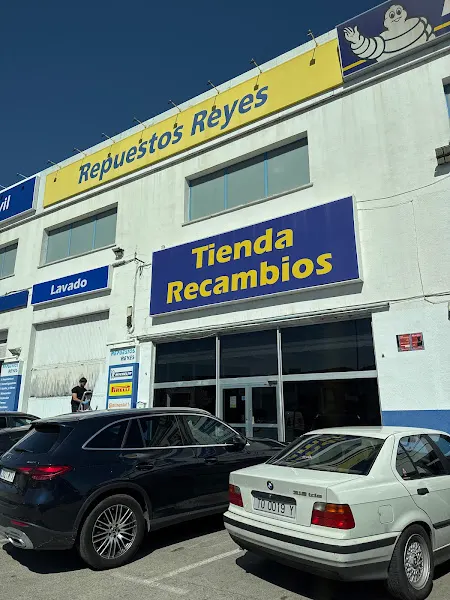 Tienda de Recambios en Fuenlabrada - Taller Mecánica Rápida - Neumáticos - Túnel de Lavado - REPUESTOS REYES - Tienda de neumáticos en Fuenlabrada - foto 2