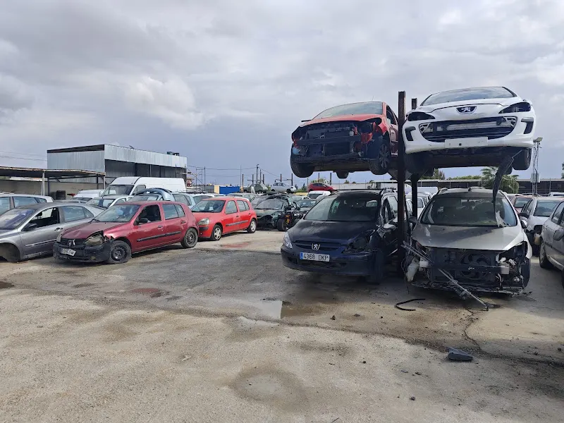Auto Desguace La Puebla - Centro de reciclaje en Coria del Rio - foto 2