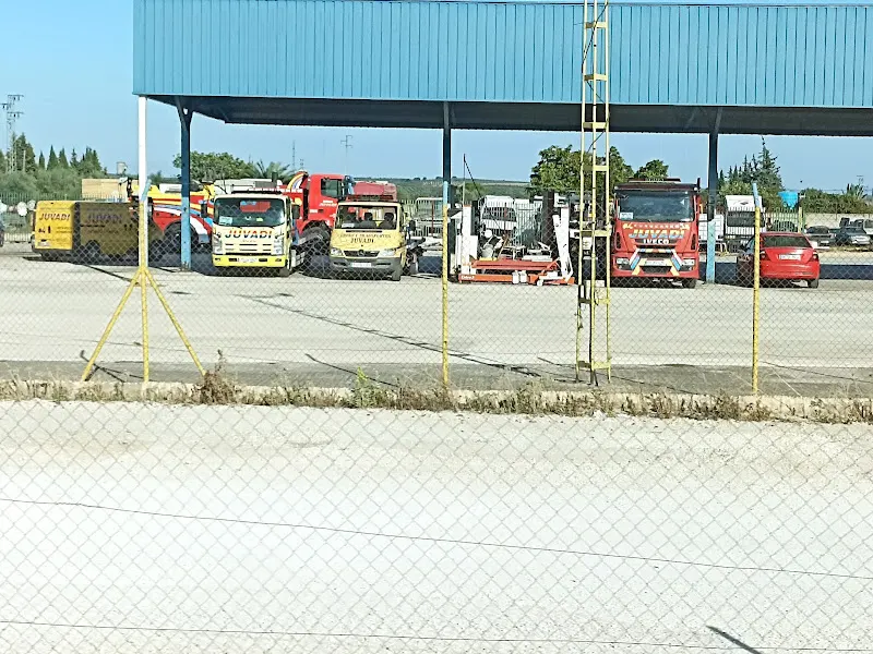 GRUAS Y DESGUACE JUVADI - Servicio de grúa en Puente Genil - foto 2