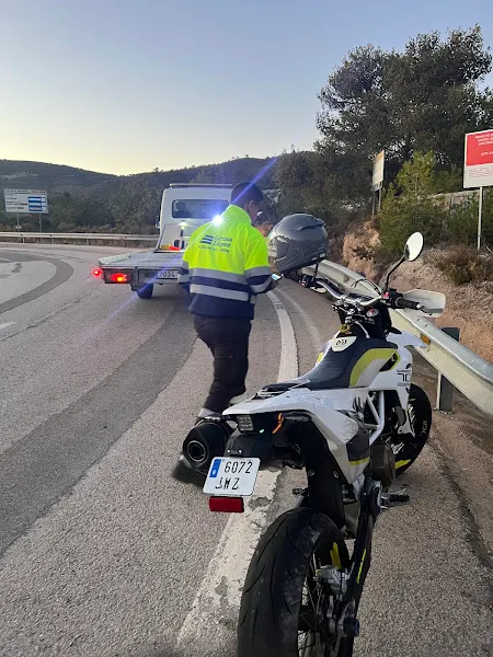 Grúas y Desguaces López - Servicio de remolque en Valencia - foto 2